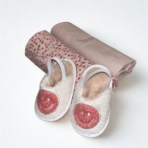 SHEIN Kids Slippers with Pink and White Design